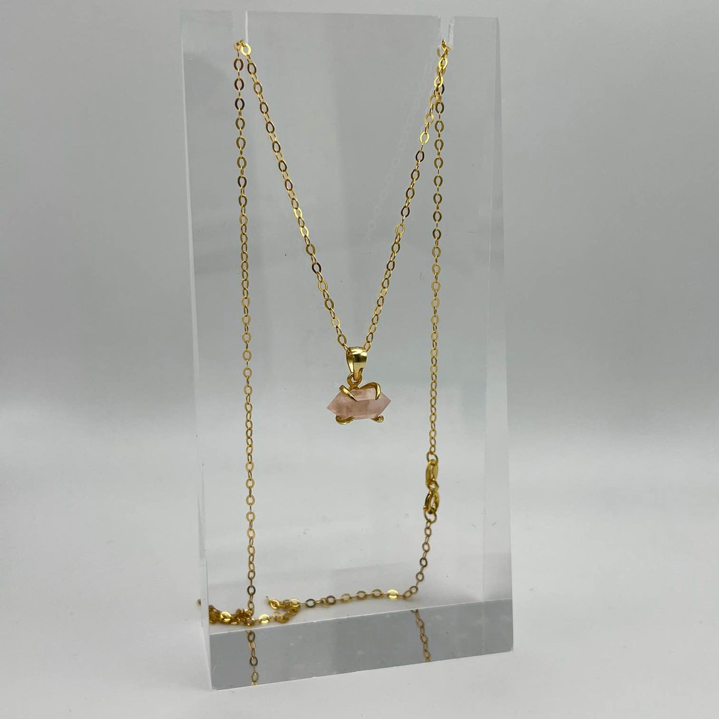 Колье в форме бипирамиды из розового кварца